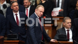 Ludilo mora da stene